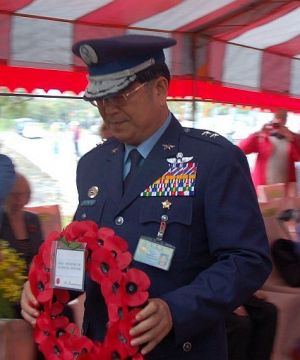 Deputy Minister Lt/Gen. Hsiung lays a wreath on behalf of the ROC Ministry of National Defense.
